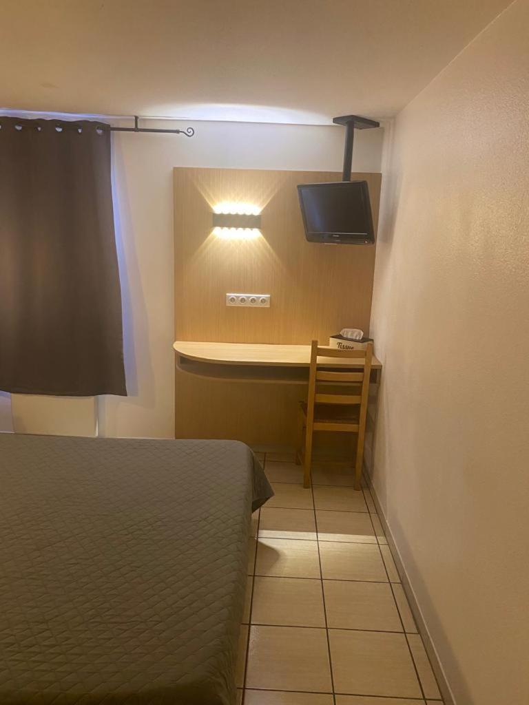 Confort Hotel Montgeron Екстер'єр фото